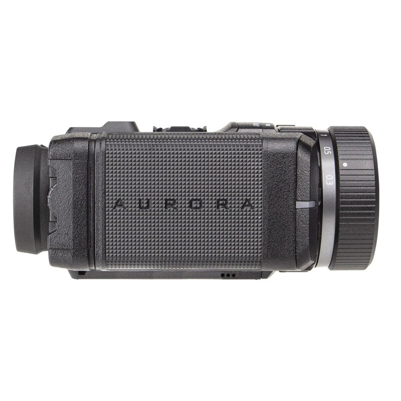 Sionyx Noktowizor Aurora Black zawiera twardy futerał, kartę pamięci 32GB, drugą baterię, pasek do przenoszenia